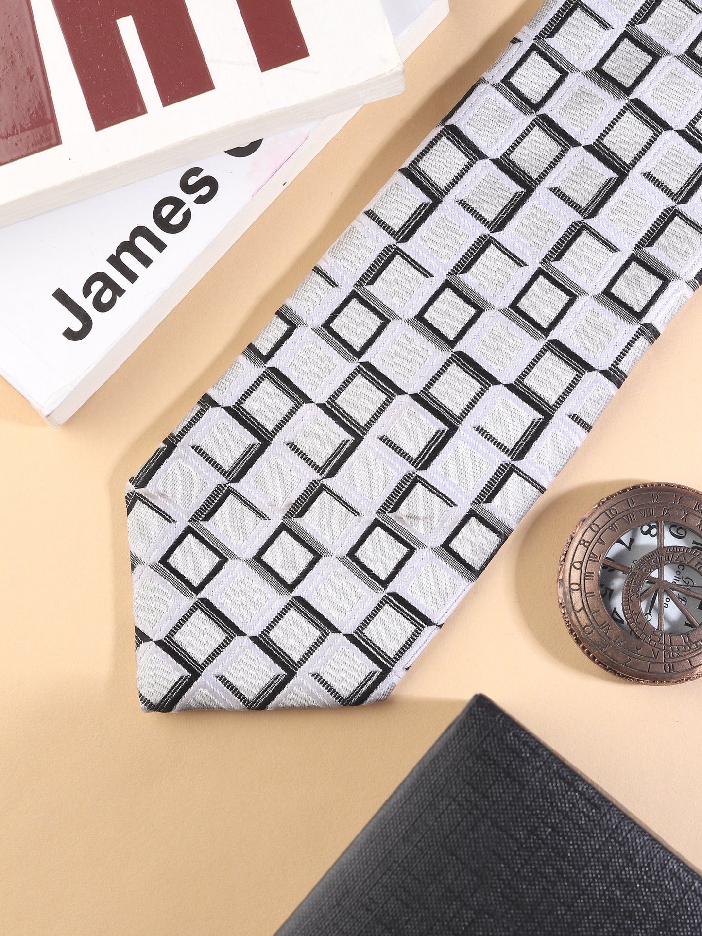 Kanthlangot Geometric Tie & Pocket Square – Elegant