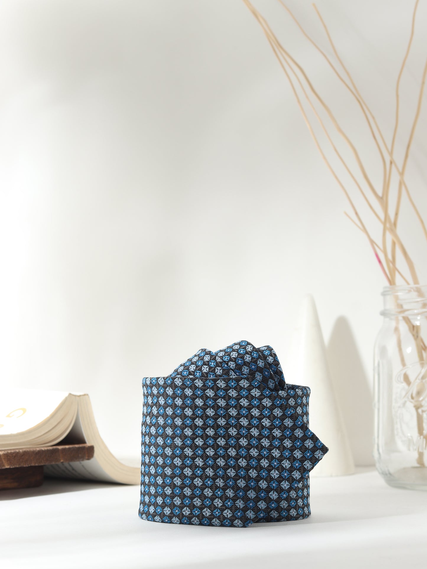 Elegant navy tie set with royal blue barrel cufflinks. A signature Kanthlangot pick for modern Indian men who dress sharp for every occasion.