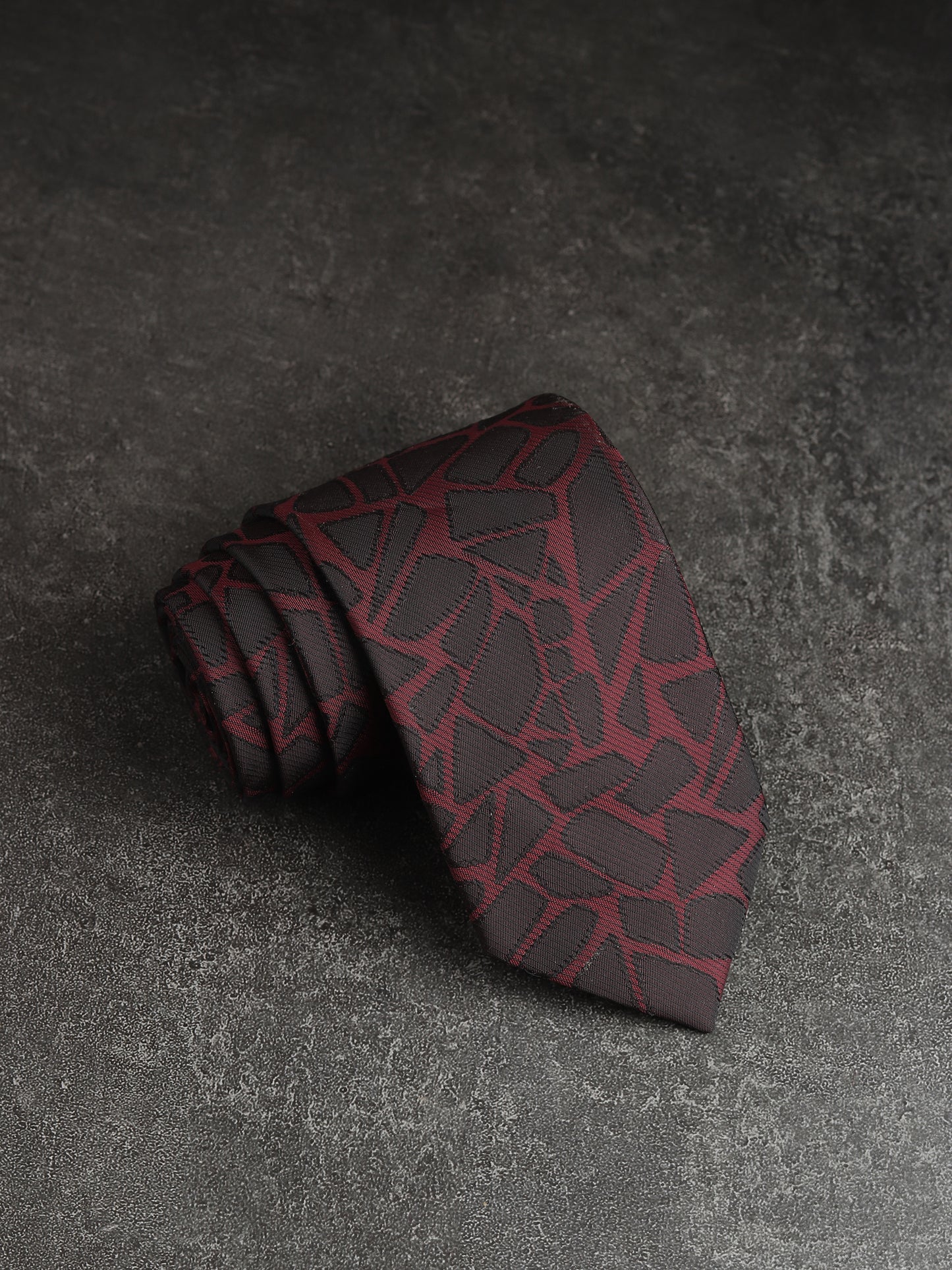 Kanthlangot Bold Abstract Pattern Necktie – Black & Deep Red
