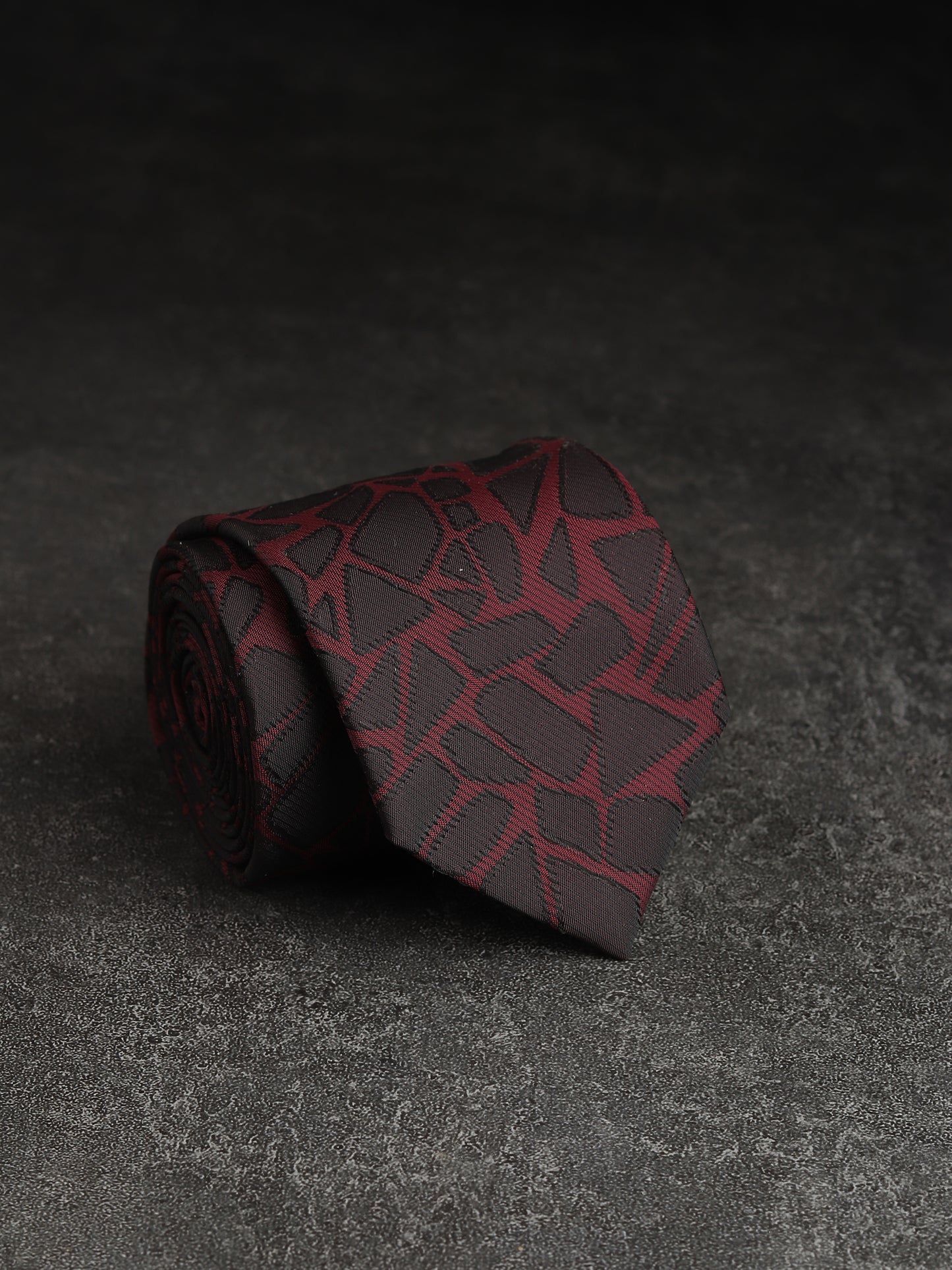 Kanthlangot Bold Abstract Pattern Necktie – Black & Deep Red