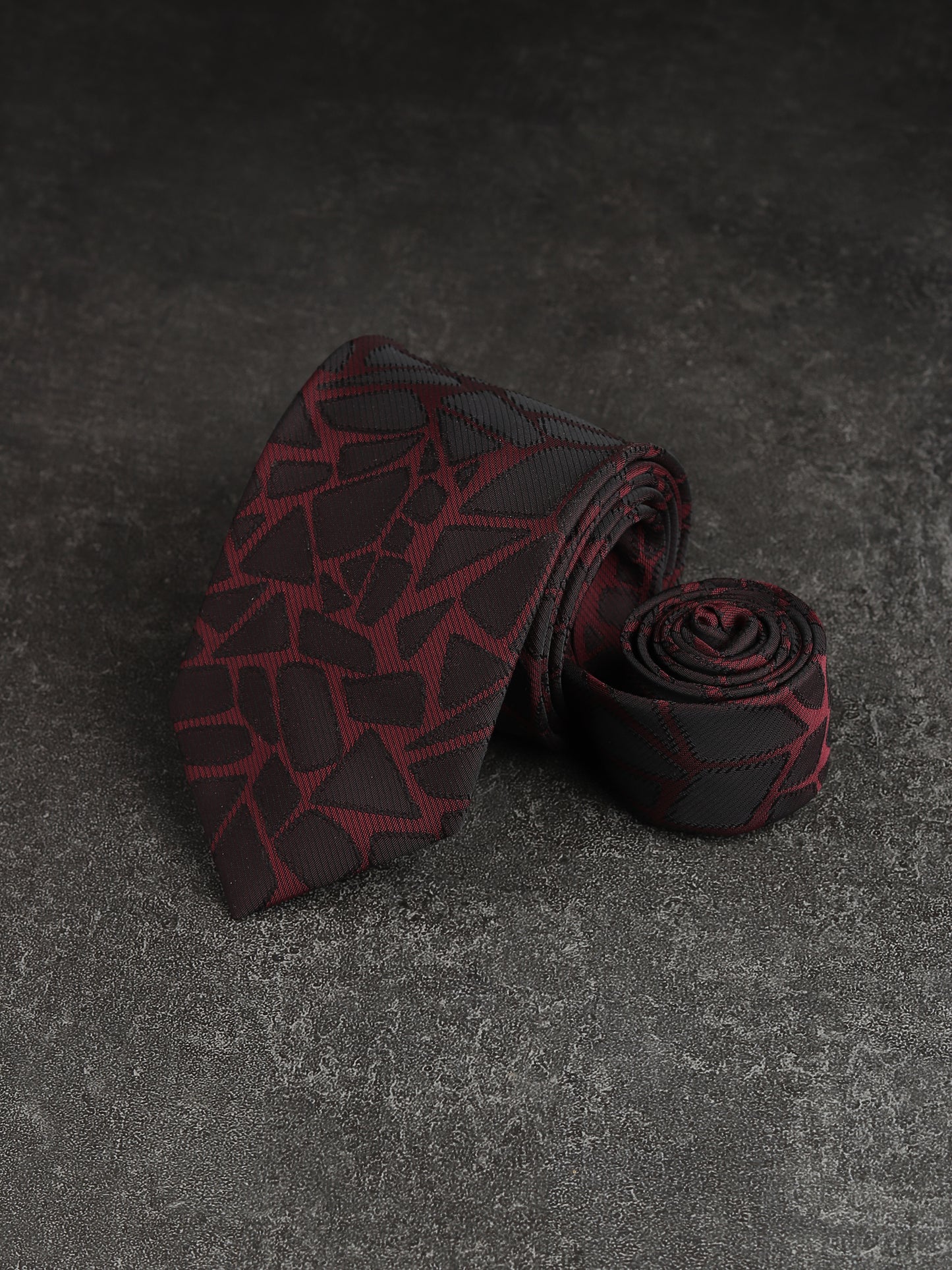 Kanthlangot Bold Abstract Pattern Necktie – Black & Deep Red