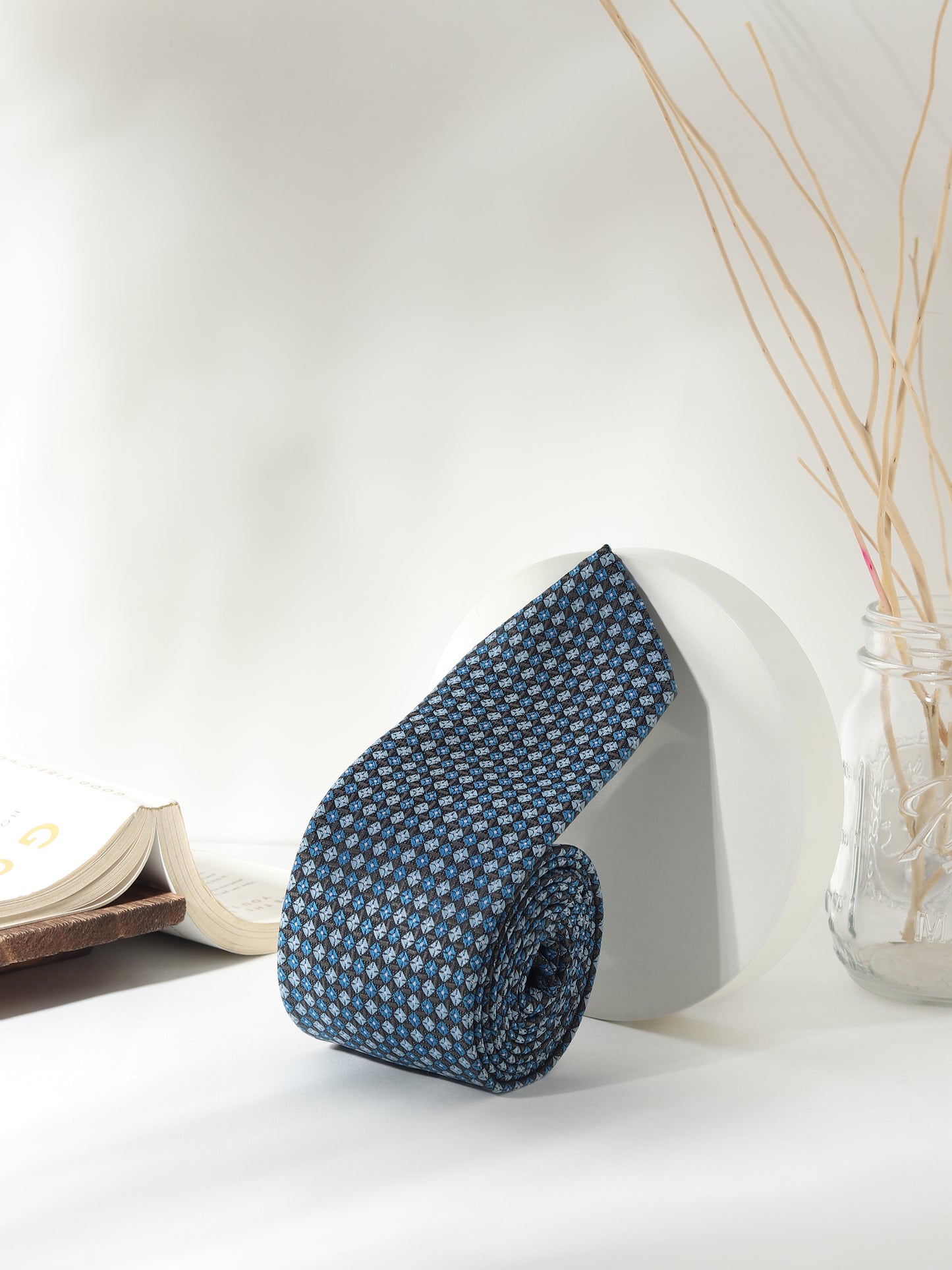 Elegant navy tie set with royal blue barrel cufflinks. A signature Kanthlangot pick for modern Indian men who dress sharp for every occasion.
